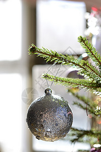 圣诞节悬浮导航从树枝悬浮的圣诞节球背景