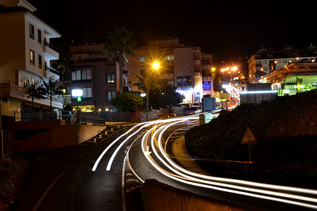 夜间汽车灯光照亮城市街道条纹白色公共汽车驾驶光束速度背景图片