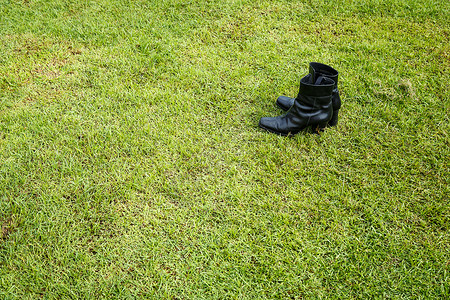 黑鞋在草地上背景图片