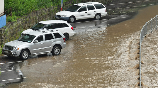 路上的洪水灾难季节下雨街道城市交通损害气候危险天气高清图片