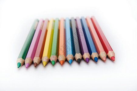 一组彩色铅笔彩虹学习办公室木头学生蜡笔办公用品艺术家艺术色彩背景图片