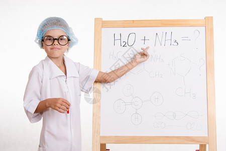 化学课学员在黑板上的公式上展示的化学类节目背景图片
