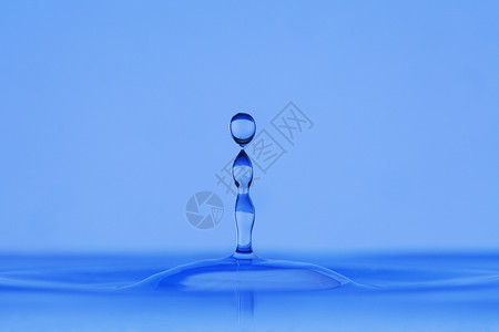 水滴子宏观运动海浪飞溅蓝色液体水滴背景图片