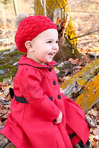 红色女孩森林童年首饰婴儿植物裙子木头微笑阳光晴天背景图片