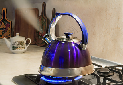 蓝色厨房燃气炉的火焰上 有沸水背景