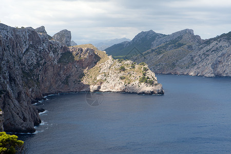 帕尔马略卡岛西班牙巴利阿里克岛马贾卡的福特曼托尔高度海洋蓝色假期天空岩石海岸线太阳悬崖海岸背景