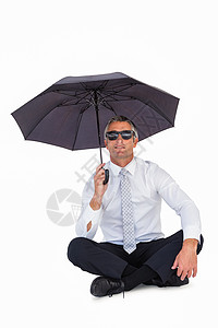 商务人士戴太阳眼镜 用雨伞遮掩高清图片