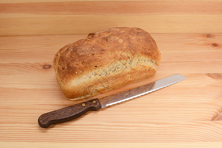 新鲜的燕麦面包和菜籽面包 用面包刀背景