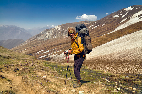 喜马拉雅山的寻人者多波丘陵远足者风景冒险家山脉背包男性男人远足背景