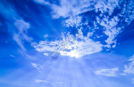 泰国巴塔亚市上空有阳光光照的蓝天空海洋天空多云太阳射线白色美丽天堂地平线天气背景图片