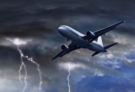 客机飞行飞机接近雷暴风暴背景图片