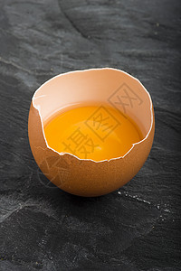 黑背景鸡蛋黑背景的生鸡蛋动物木头食物市场烹饪液体橙子桌子农场生活背景