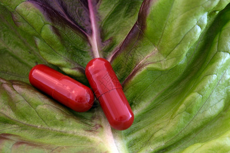生菜叶上的药丸叶子绿色食品化学药片季节食物饮食蔬菜药店背景图片