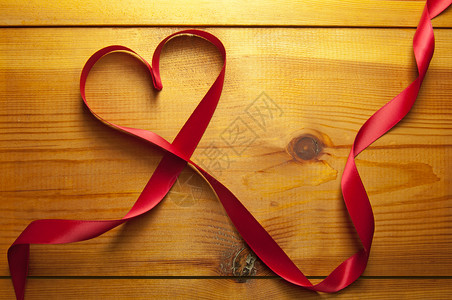 红色心形丝带丝带心木头热情纪念日桌子婚礼丝带心形丝绸背景