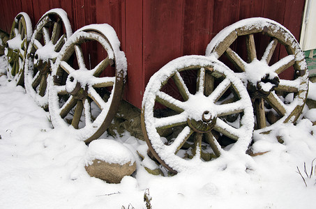 农庄和雪地附近的古老马马车轮高清图片