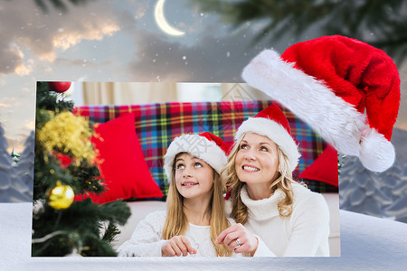 母亲和女孩海报喜庆母亲和女儿装饰圣诞树的复合形象家庭生活婴儿枞树微笑树木家庭房子住所标语村庄背景