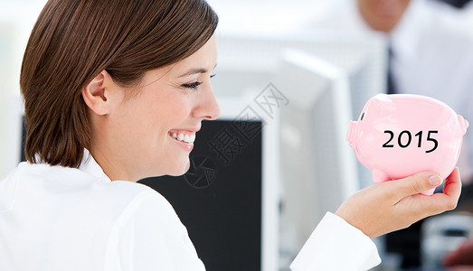 猪事顺利字体拥有小猪银行的笑容女商务人士的综合形象背景