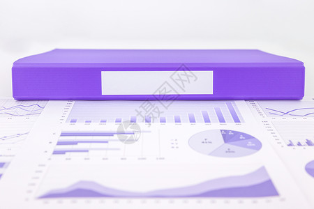 带有图表摘要和教育报告的空白紫色文件夹背景图片