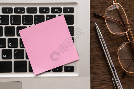粉色眼镜素材笔记本电脑上的粉色空白纸备注背景