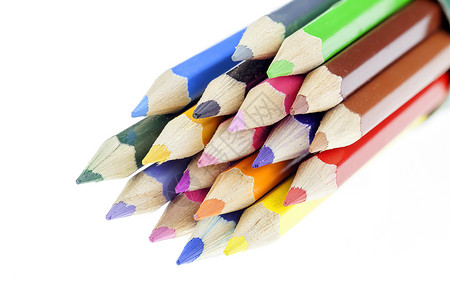 白色背景上孤立的彩色铅笔棕色宏观红色紫色彩虹绿色蜡笔橙子框架背景图片
