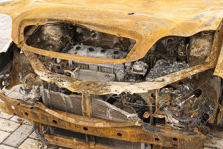 生锈的车废弃汽车被烧毁前腐蚀车辆引擎盖衰变碰撞破坏兜帽金属倾倒保险杠背景