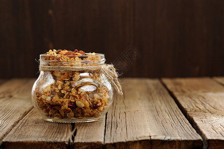 格线Granola装在罐子中 用木制背面和石膏包装双色的木制背景饮食甜点种子酒吧薄片食物营养维生素木质盘子背景