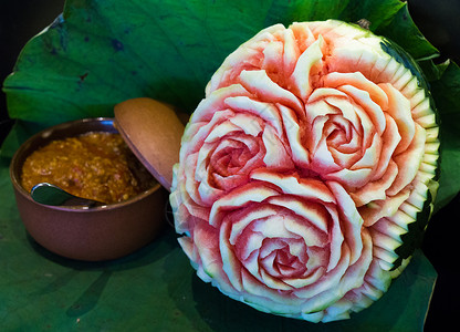 食用玫瑰Carved 绿叶上的西瓜背景