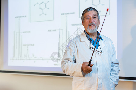 资深化学教授授课外套微笑演讲科学家科学班级职业大衣学生木板背景图片