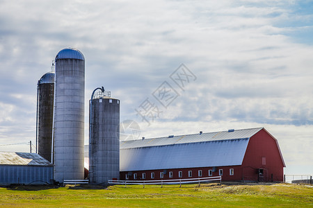 传统红农场和硅背景图片