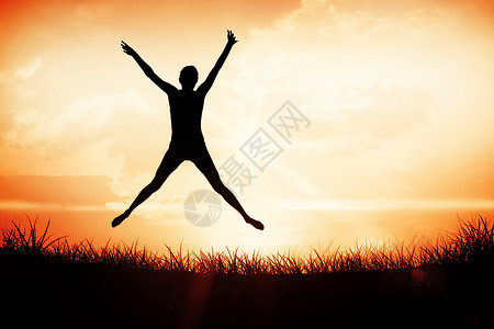 一名运动女青年跳跃的全年综合图象短裤微笑天空护理运动服力量调色享受日落健身房图片