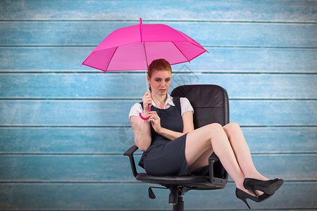 ps素材伞椅商业女商务人士坐在摇摆椅上使用伞子的复合形象人士公司旋转女性女士木板计算机红发庇护所商务背景