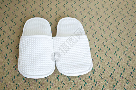 地毯上的白布鞋背景图片