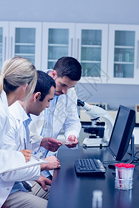 科学学生们在实验室一起工作保健高等教育医疗女性技术教育医学学生药品校园背景图片