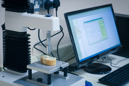 用计算机分析面包片的机器分析器科学机械知识高等教育生物实验食品实验室面包电脑背景图片
