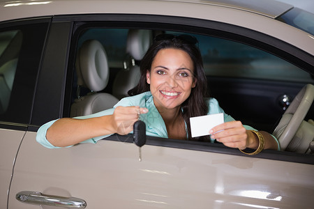 车名片素材持有汽车钥匙和名片的微笑妇女卡片女士女性运输享受喜悦快乐钥匙汽车消费者背景