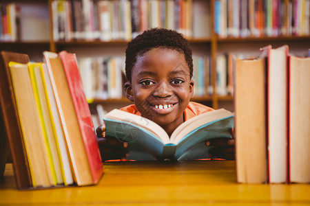 图书馆中可爱男孩阅读书书架童年学习阅读知识黑色智力架子小学教育背景图片