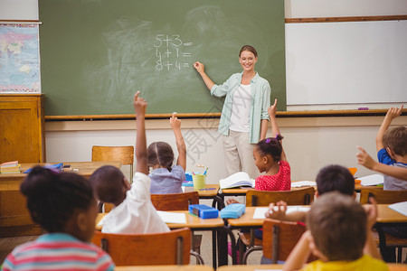 上调学生在课堂上举起手来微笑女孩早教笔记本快乐小学生女士记事本黑板学校背景
