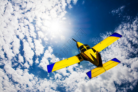 天空中的飞机传单太阳飞行蓝色勇气自由黄色背景图片
