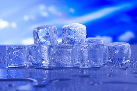 玻璃块冷冷冰冷的新概念蓝色反射玻璃立方体冰镇正方形水晶冻结团体清凉背景
