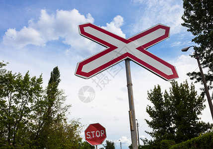 单轨铁路跨越路标工业交通金属危险白色冒险安全警告红色注意力背景图片