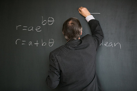 教数学的资深男老师大学黑板工作教育几何学智商教学解决方案男人知识背景图片