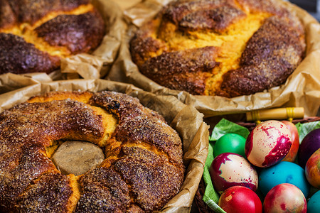 科纳克传统的复活节面包 加鸡蛋的蛋糕背景