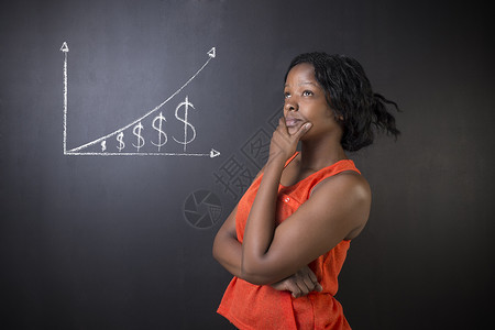 南非或非裔美国女教师或学生反对黑板粉笔钱图成人生长营销长处销售量商业人士草图图表办公室背景图片