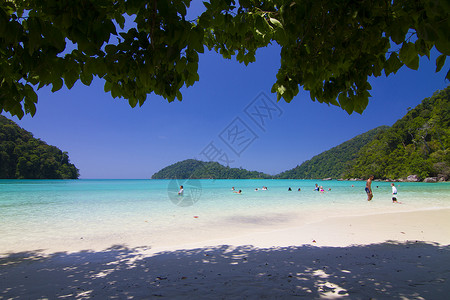 玩水的旅游者香草天堂天空海浪热带旅行阳光奶油巧克力海滩背景图片