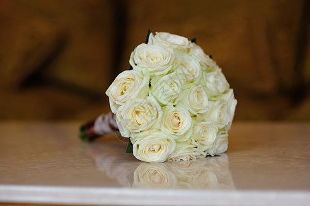木桌上的白婚花花瓣桌子压痛植物群婚礼婚姻仪式念日玫瑰新娘背景图片