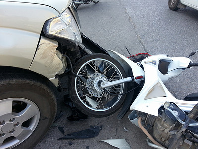 小心碰撞皮卡车和摩托车之间发生的车祸事故背景