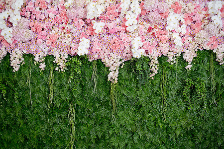 粉红花和婚礼彩礼绿叶安排的背景背景玫瑰周年婚姻百合花瓣花店庆典热情花束花架背景图片