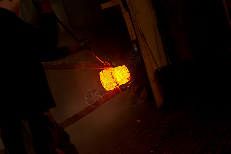 熔炉中的热铁炼铁冶炼加工温度铸造作坊职场辉光产品生产背景