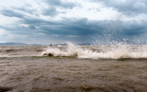 湖边的木道风暴天空多云天气扶手预报木板海浪波纹水景高清图片