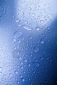 蓝色气泡水滴背景 新鲜蓝主题波纹环境雨滴玻璃蓝色水分日光风暴液体宏观背景